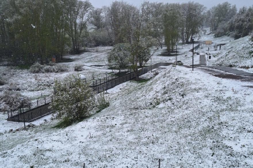 Города Курганской области укрыл майский снег